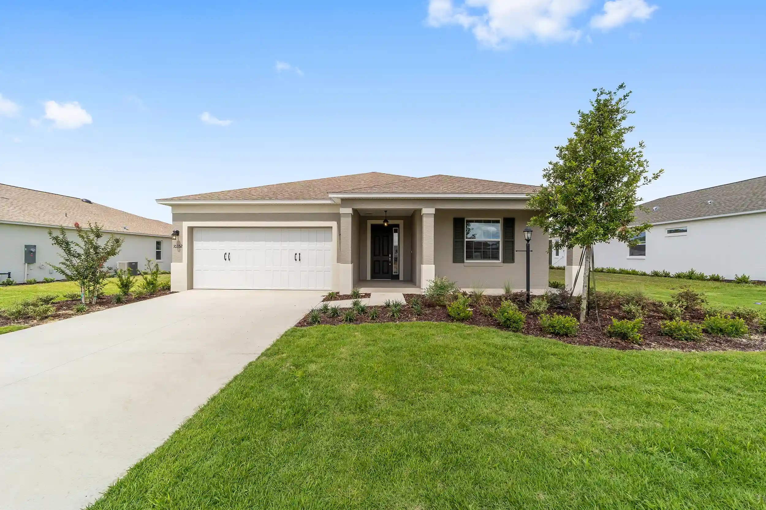 MIR_10352-SW-107th-Court- Ocala_lot66_exterior new built modern home in on top of the world community, Ocala Fl with spacious modern open floor layout - one story home, 2 car garage exterior
